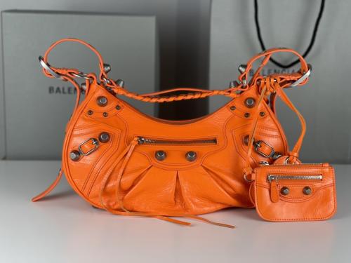 Balenciaga Le Cagole半月牙包，顶级仿货内幕价格如何？