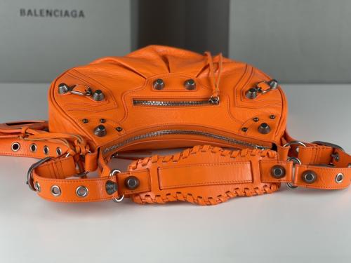 Balenciaga Le Cagole半月牙包，顶级仿货内幕价格如何？