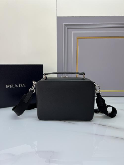 Prada Brique手袋：Saffiano皮革的高仿魅力