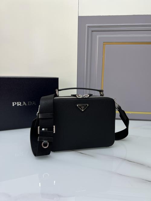 Prada Brique手袋：Saffiano皮革的高仿魅力