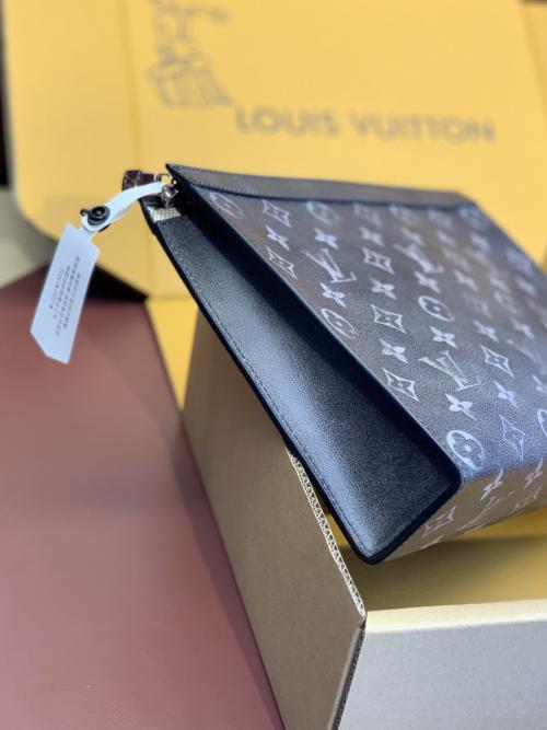 Louis Vuitton POCHETTE VOYAGE 手拿包，揭秘市场仿品内幕