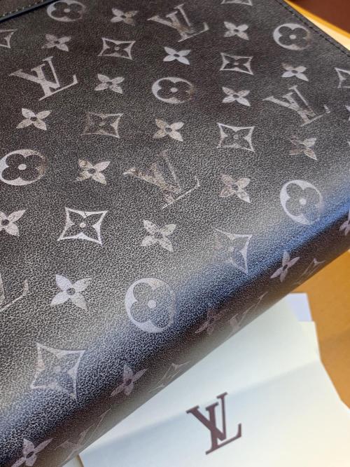 Louis Vuitton POCHETTE VOYAGE 手拿包，揭秘市场仿品内幕