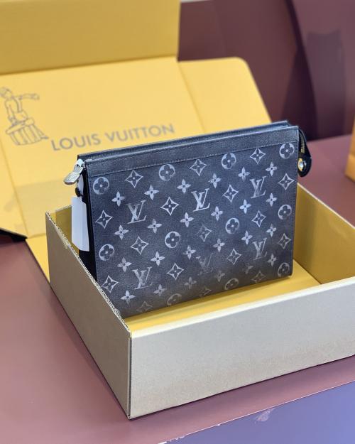 Louis Vuitton POCHETTE VOYAGE 手拿包，揭秘市场仿品内幕