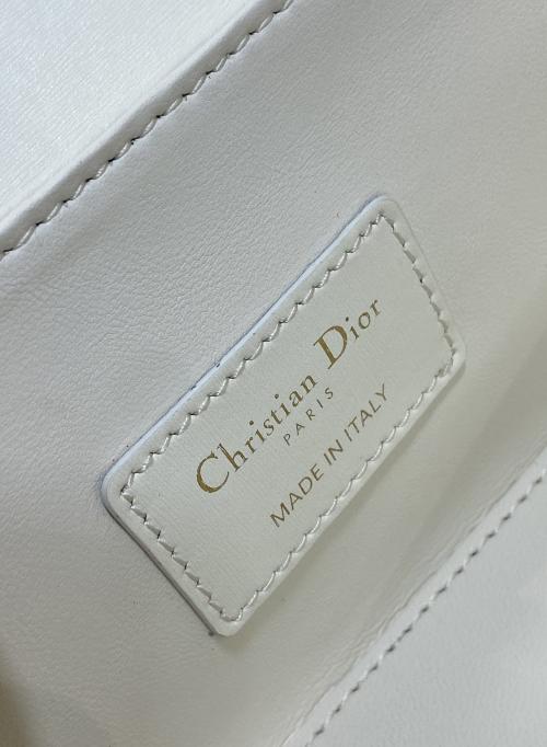 Dior 30 Montaigne Avenue系列：奢华之选，揭秘价格内幕