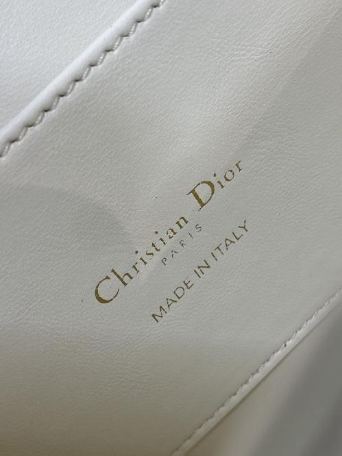 Dior 30 Montaigne中号秋冬款，精仿如何辨别？