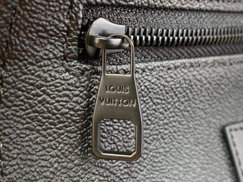 Louis Vuitton M11黑色洗漱包，仿品内幕揭秘