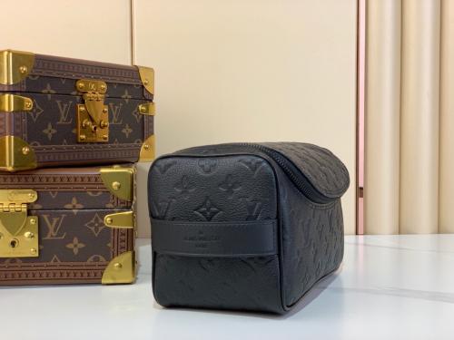 Louis Vuitton M11黑色洗漱包，仿品内幕揭秘