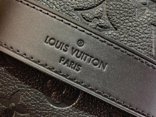 Louis Vuitton M11黑色洗漱包，仿品内幕揭秘