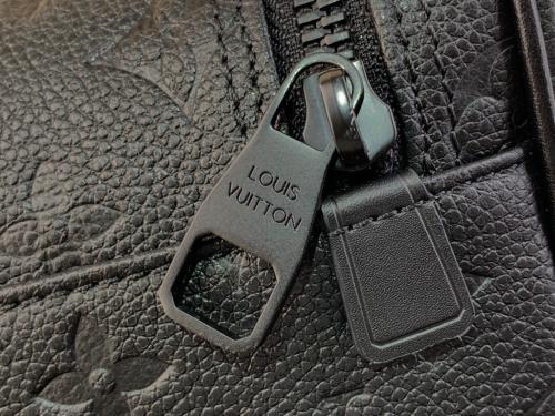 Louis Vuitton M11黑色洗漱包，仿品内幕揭秘