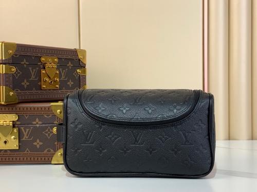 Louis Vuitton M11黑色洗漱包，仿品内幕揭秘